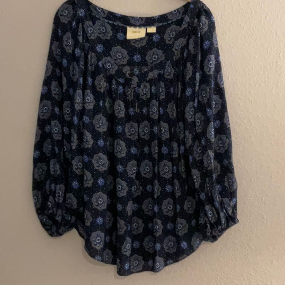 This Anthropologie casual blouse is primarily navy and is designed by Maeve. EUC